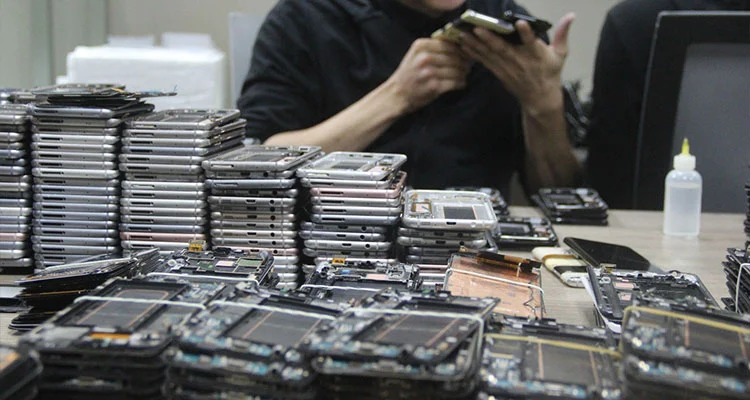أسعار شاشات iPhone LCD تستقطب في عام 2026: لماذا تعود محلات الإصلاح إلى شاشات العرض الأصلية المجددة